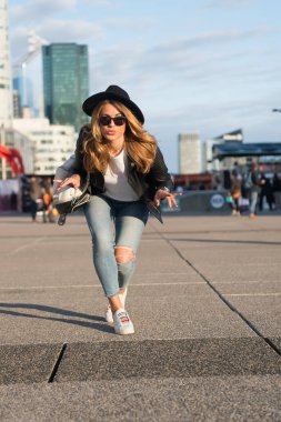 Paris, Fransa 'da kadın, gri kaldırımda dans ediyor.