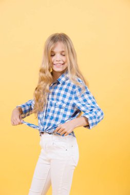 Kız modeli kapalı gözler, sarı uzun saçları ile gülümse