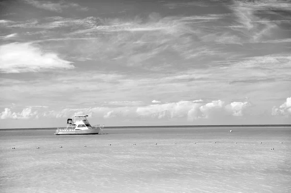 Aantrekkelijke heldere weergave van exotische kleurrijke zee strand — Stockfoto