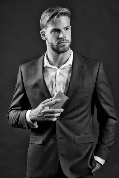 Manager in abito formale. Uomo in giacca e camicia blu. Uomo d affari con barba e capelli alla moda. Moda stile e dress code. Business imprenditorialita e concetto di carriera vintage spazio copia