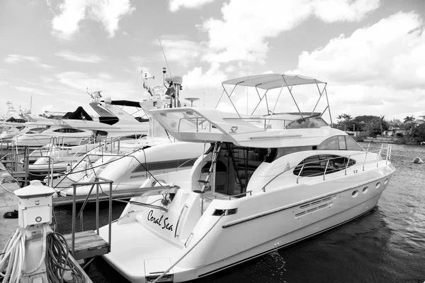 Yachts en baie avec ciel nuageux — Photo