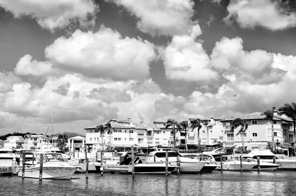 구름낀 하늘로 둘러싸인 만 (灣) 의 요트 — 스톡 사진