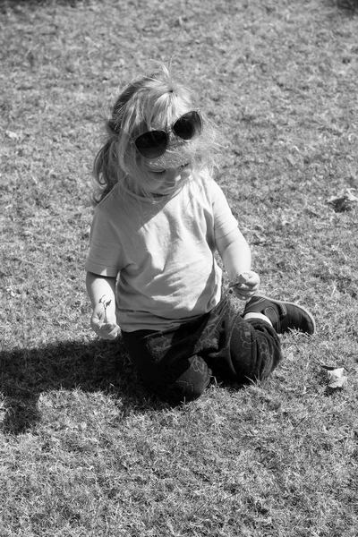 Piccolo bambino con la faccia felice su erba verde — Foto Stock