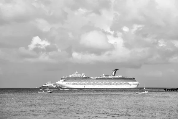 Stora kryssningsfartyg i bay på vatten, Cozumel, Mexiko — Stockfoto