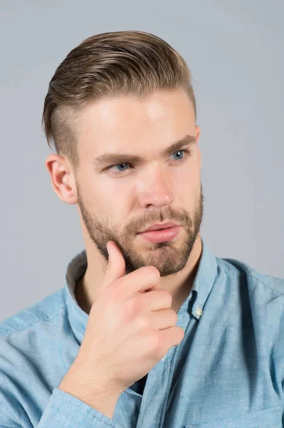 Uomo toccare la barba sul viso non rasato — Foto Stock