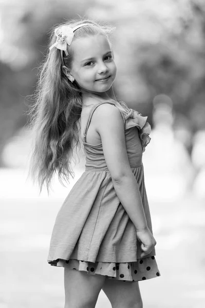 Mała dziewczynka z uśmiechniętą twarz w niebieskiej sukience odkryty — Zdjęcie stockowe