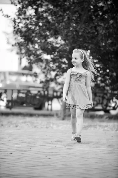 Kleine babymeisje met lachende gezicht in blauwe jurk buiten — Stockfoto