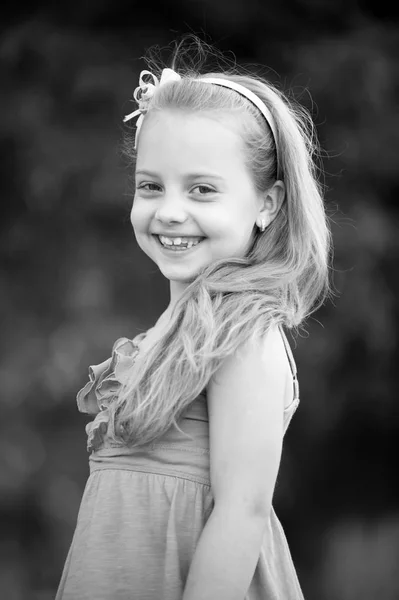 Niña pequeña con la cara sonriente en vestido azul al aire libre — Foto de Stock