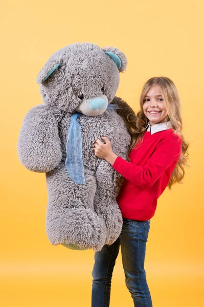 Kid med djur docka, närvarande och gåva — Stockfoto