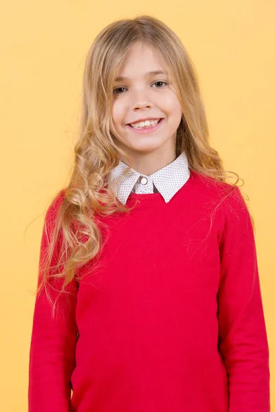 Meisje glimlach op oranje achtergrond — Stockfoto