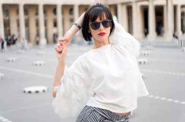 Kadın el ele tutuşup Paris, Fransa 'da geriniyor.