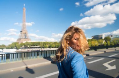 Paris Eyfel Kulesi 'nde sarı saçlı bir gezgin kız.