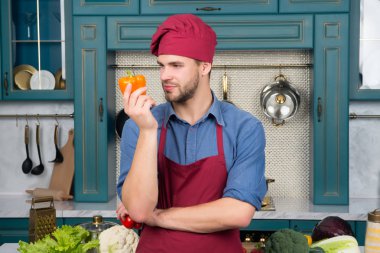 Maço Şef kırmızı şapkalı önlük bakmak turuncu biber