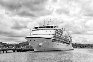 büyük cruise gemi, beyaz lüks yat liman, Antigua içinde