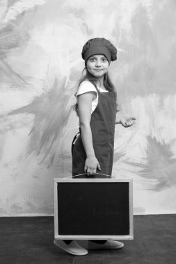 küçük mutlu kız Şef şapkalı, önlük ile yazı tahtası