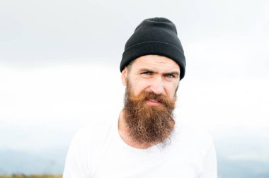 Uzun sakal saç, bıyık sakallı yüzü üzerinde olan adam