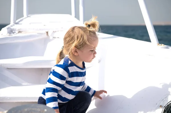 Menino de camisa de marinheiro em mar azul — Fotografia de Stock