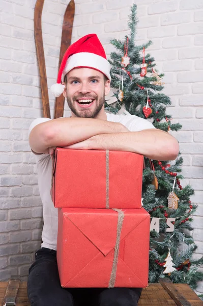 Man santa leende med lådor på julgran — Stockfoto