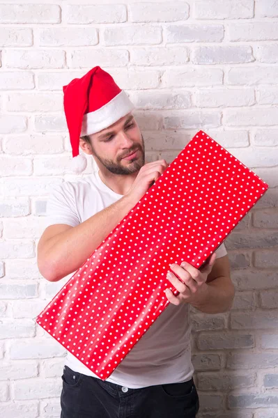 Mannen i santa hatt röd jul närvarande rutan Öppna — Stockfoto