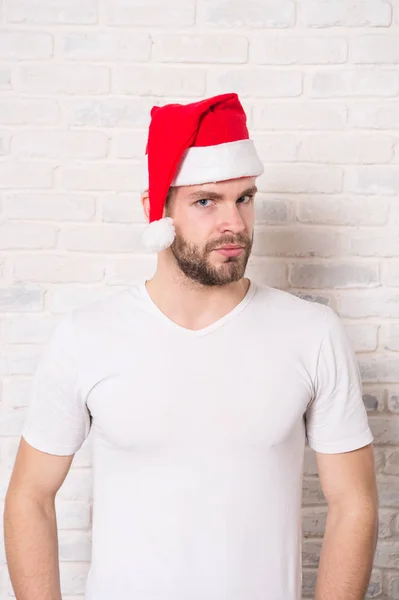 男サンタでtシャツ上の白いレンガの壁 — ストック写真