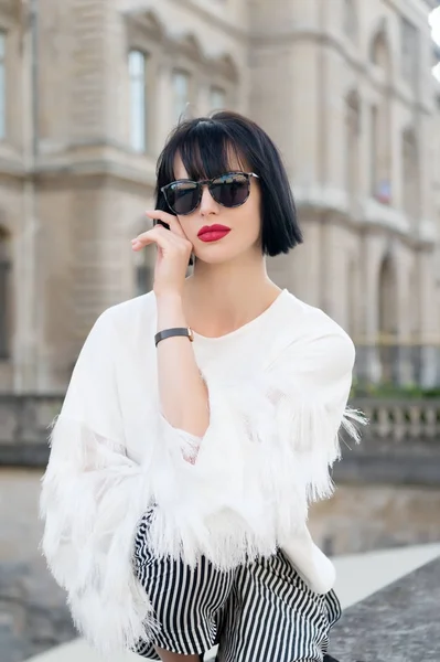 Mujer con labios rojos y cabello moreno en París, Francia — Foto de Stock