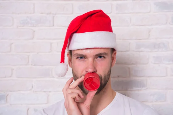 Az ember tartsa piros ékszerdobozt szakállas arcát — Stock Fotó
