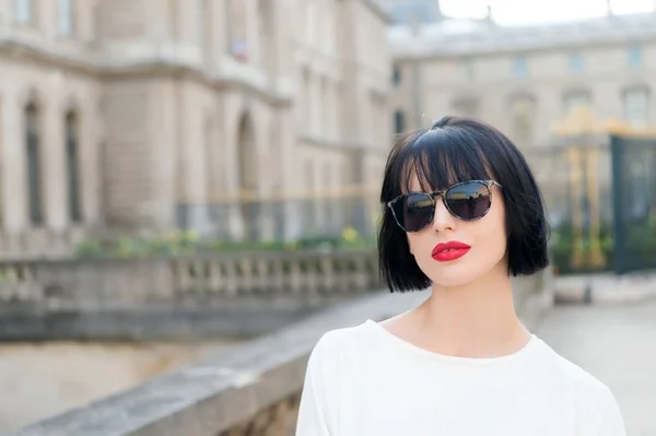 Mujer con labios rojos en la calle de París, Francia — Foto de Stock