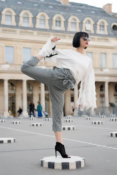 Mujer estiramiento pierna en cuadrado en París, Francia — Foto de Stock