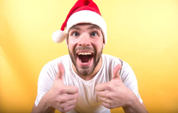 Homem santa com polegares para cima mãos no fundo laranja — Fotografia de Stock