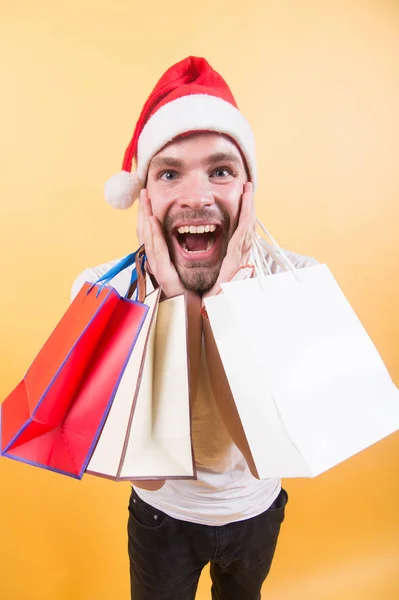 Macho-Shopper mit überraschtem Gesicht hält Papiertüten in der Hand — Stockfoto