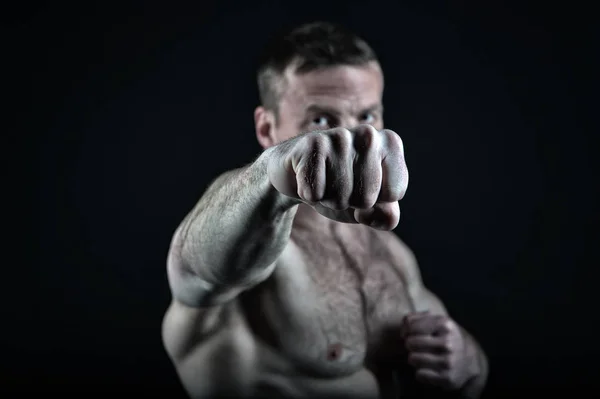 Punho de homem atlético com corpo muscular . — Fotografia de Stock