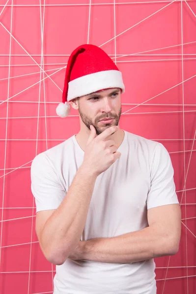 Babbo Natale con cappello rosso toccare la barba sul viso pensante — Foto Stock