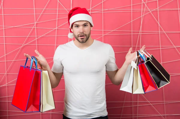 Man santa met boodschappentassen op roze achtergrond — Stockfoto