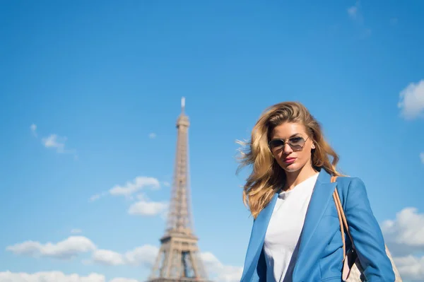 Mulher na Torre Eiffel em Paris, França no céu azul — Fotografia de Stock