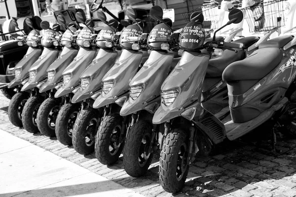 Scooters rojos, motocicletas en venta o alquiler, Key West, Florida —  Fotos de Stock