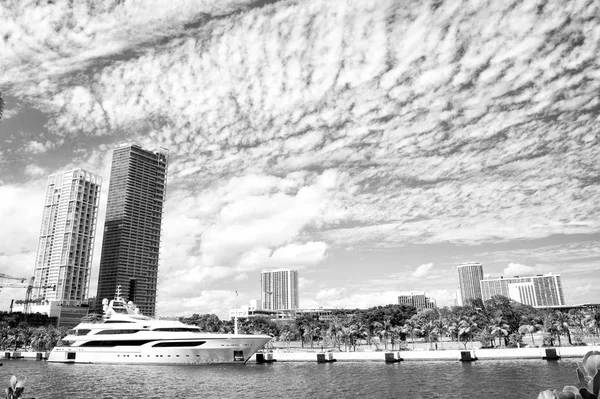 Miami, yate de lujo en muelle — Foto de Stock
