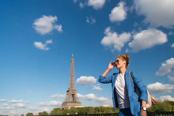 Chica viajero sonrisa en eiffel torre en París, Francia — Foto de Stock