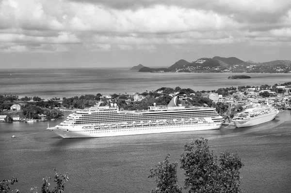 Großes Kreuzfahrtschiff in der Bucht auf dem Inselmeer, Heilige Lucia — Stockfoto