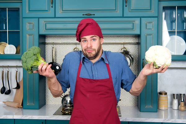 Guy chef with surprised face hold cauliflower and broccoli — Stock Photo, Image