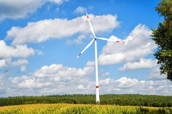 Turbina en el campo en el cielo azul nublado —  Fotos de Stock