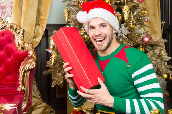 Macho en traje de elfo sonrisa con caja — Foto de Stock