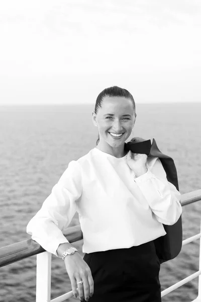Симпатичная деловая женщина или счастливая симпатичная девушка на палубе корабля — стоковое фото