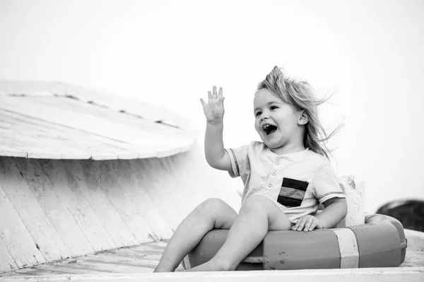 Pequeño bebé feliz niño sentado en rojo salvavidas o salvavidas —  Fotos de Stock