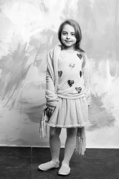 Petite fille heureuse en jupe rose, écharpe et chemise — Photo