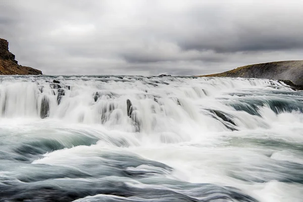 El agua corre por cascada en Islandia — Foto de Stock