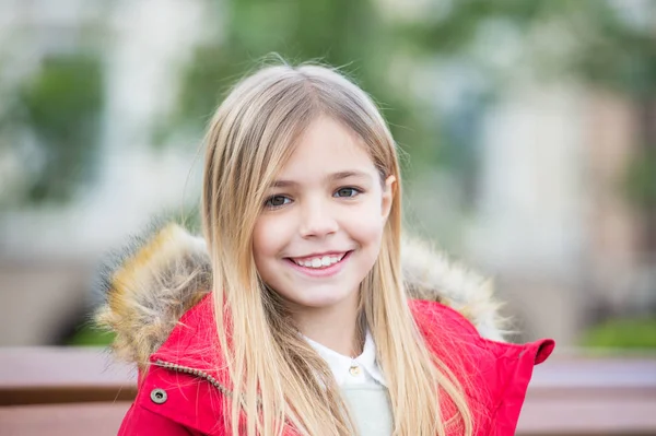 Enfant profiter de la journée d'automne — Photo