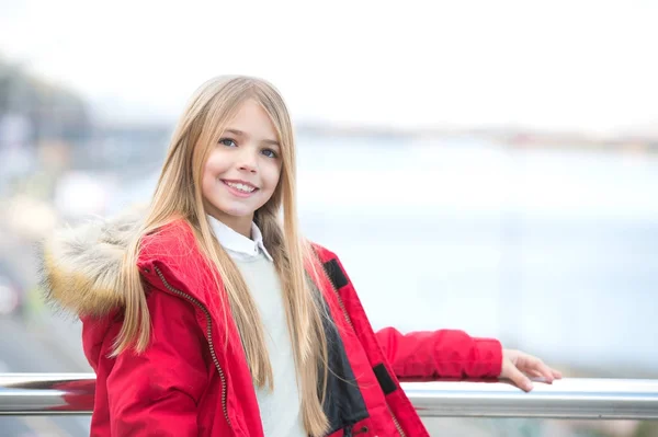 Chica con pelo largo rubio sonrisa al aire libre — Foto de Stock