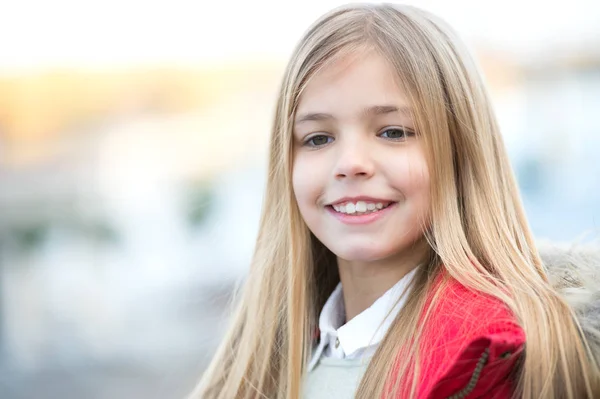 Sonrisa infantil en un ambiente borroso —  Fotos de Stock