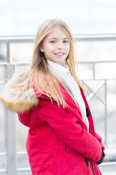 Kind in de rode jas staan op brug — Stockfoto