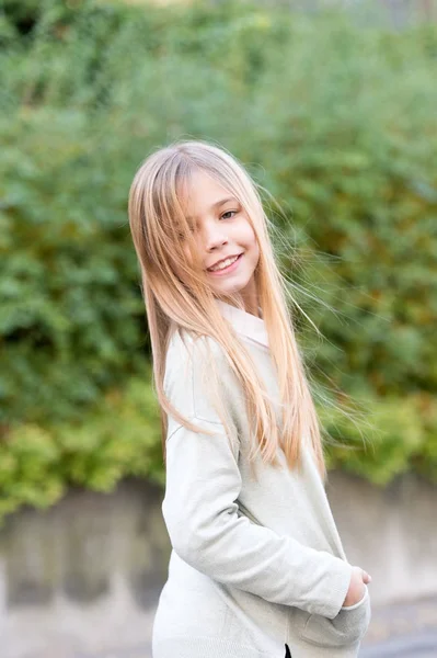 Lány szőke hosszú haj mosoly a természetes táj — Stock Fotó